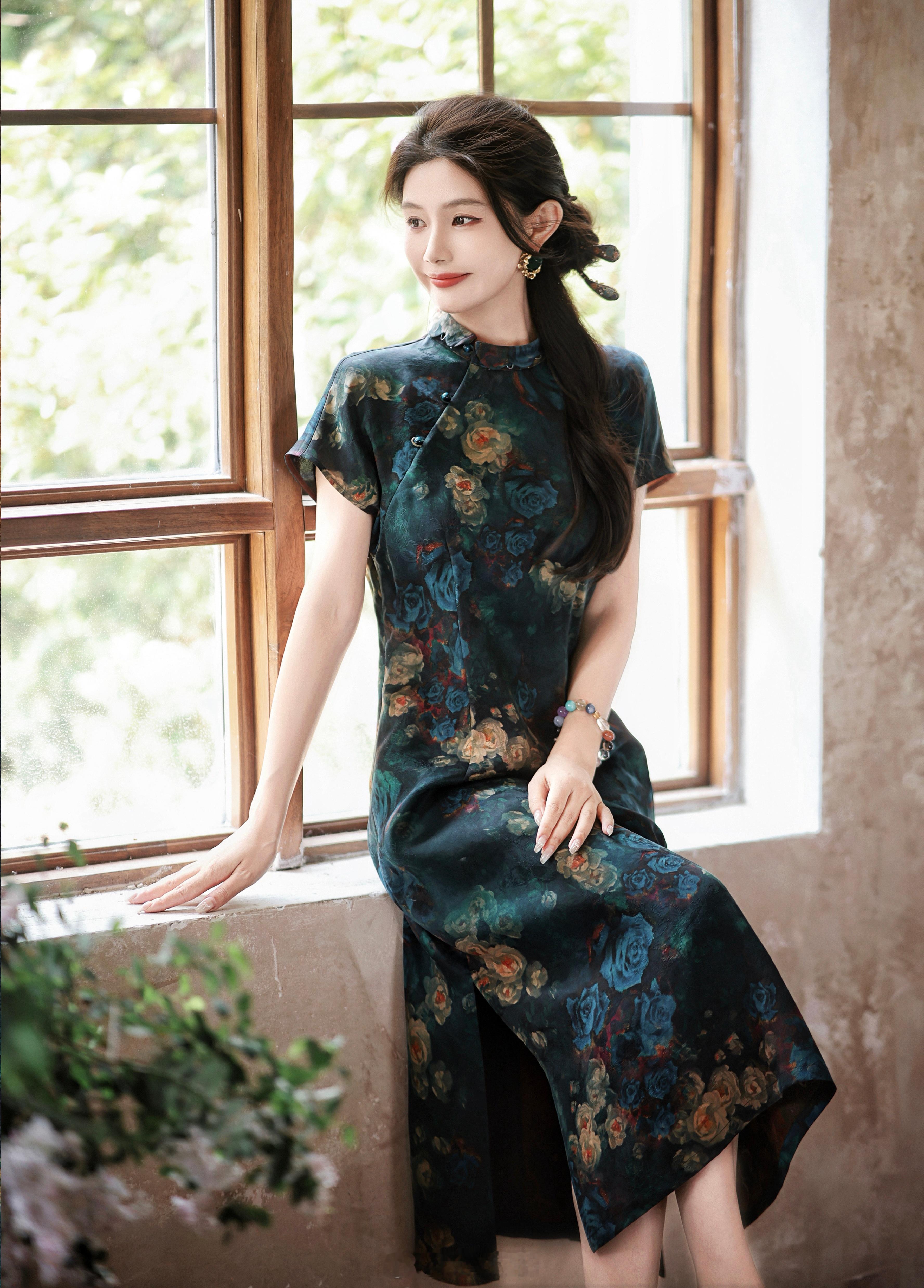 是超绝的旗袍啊不仅能凸显腰身就连设计都很绝啊大大方方的展现东方美哈哈[