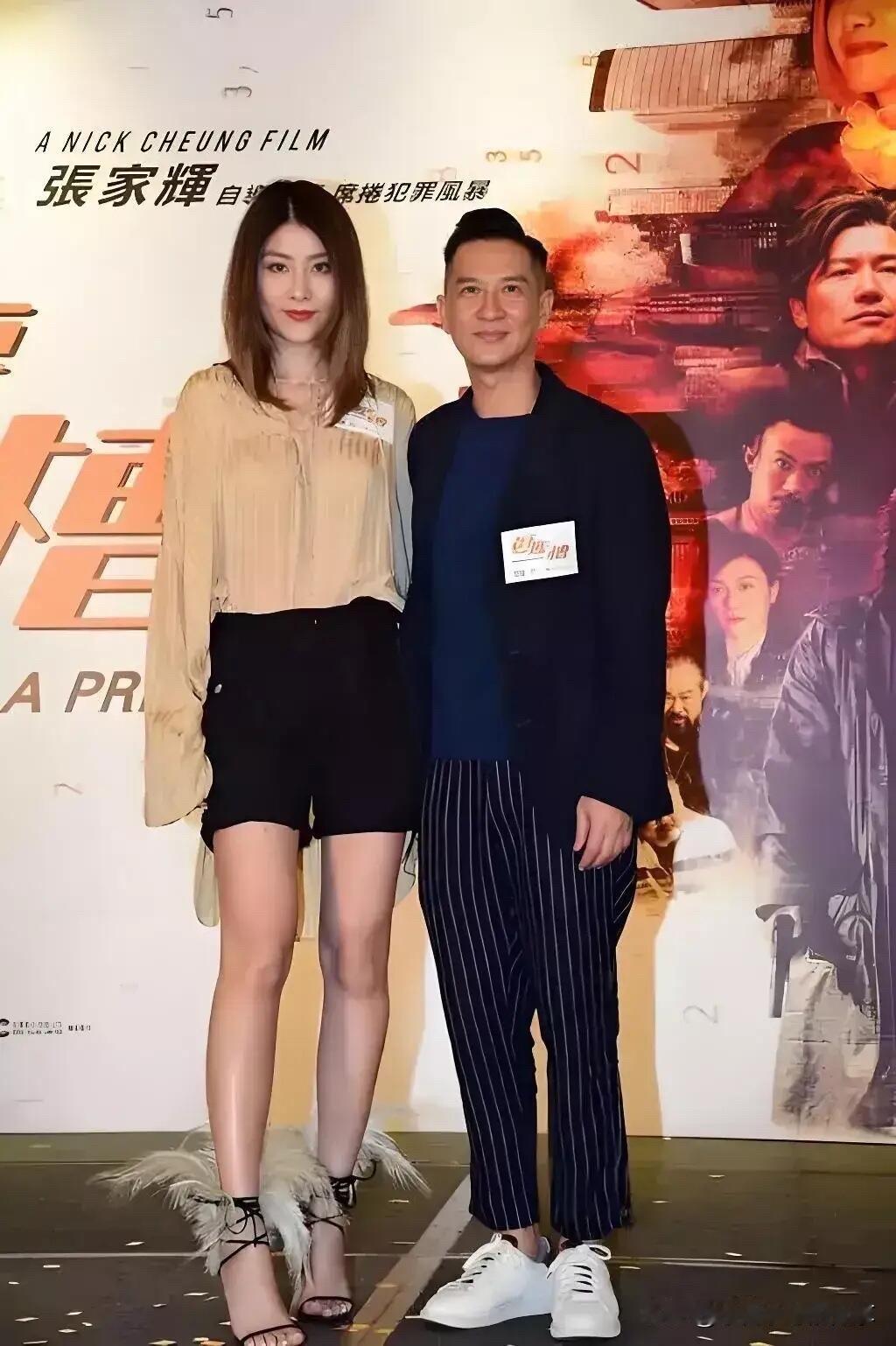 照片中的男明星是关咏荷的老公张家辉，是比较诚实的男人，会照顾老婆，又很会演戏，左