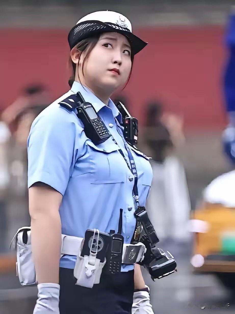 北京鼓楼女交警爆火！23岁苌天天笑容国泰民安，长辈直呼理想孙媳妇走红的起因只