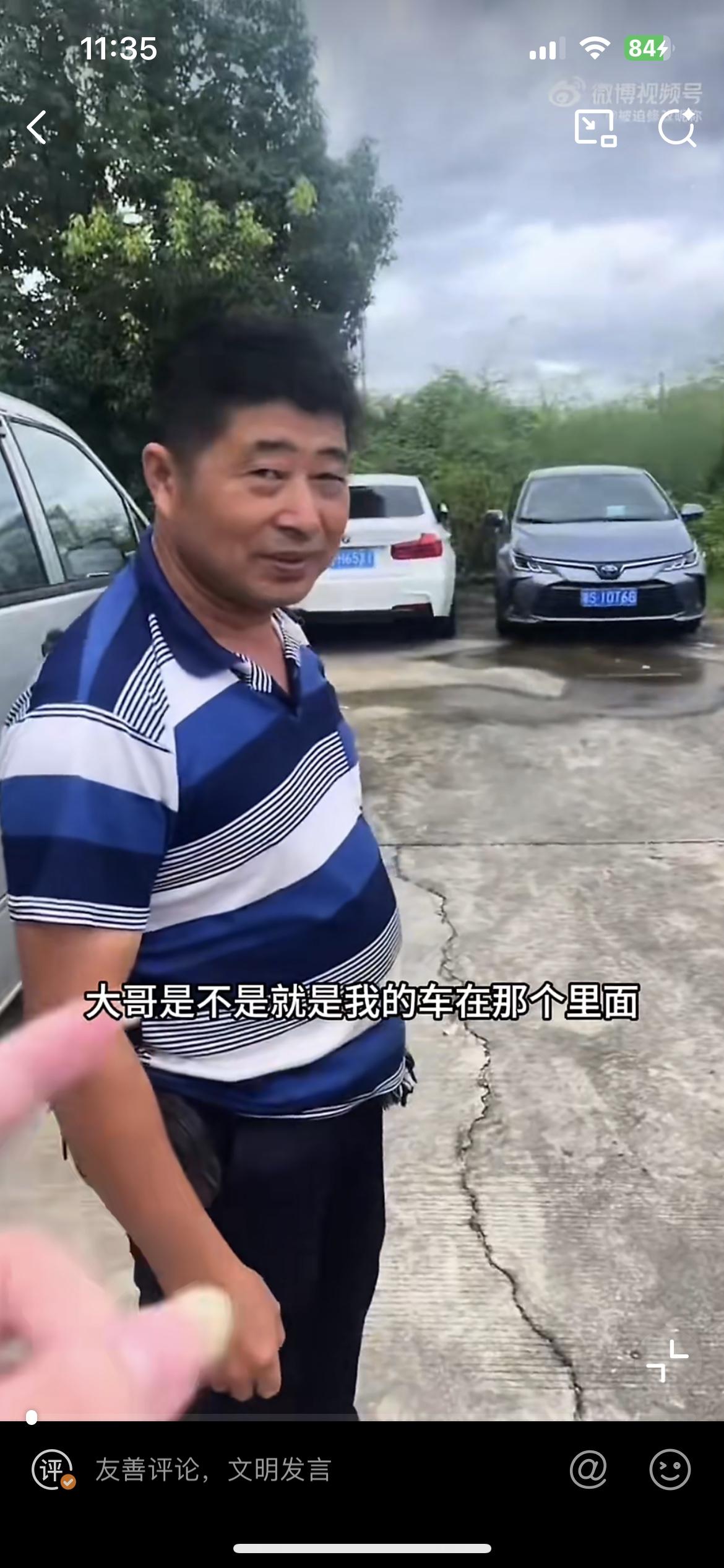 东莞一野生停车场，两奇葩司机打赌，结果双双被罚。图中的面包车司机乱停车，堵了另一