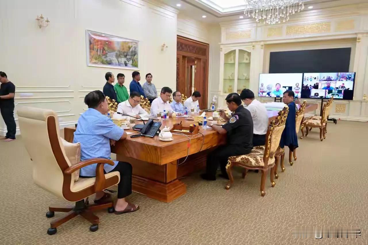 看来洪森是将办公室当作自己的卧室了，在听取部下汇报工作时，下属身穿正装，而参议院