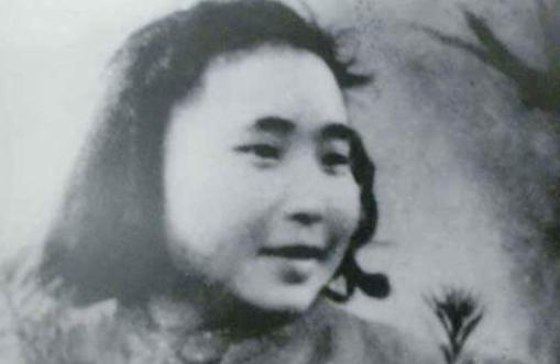 1948年6月，<em>渣滓洞</em>监狱的刑讯室阴冷刺骨。墙角的炭盆烧得通红，烙铁滋滋作响，空