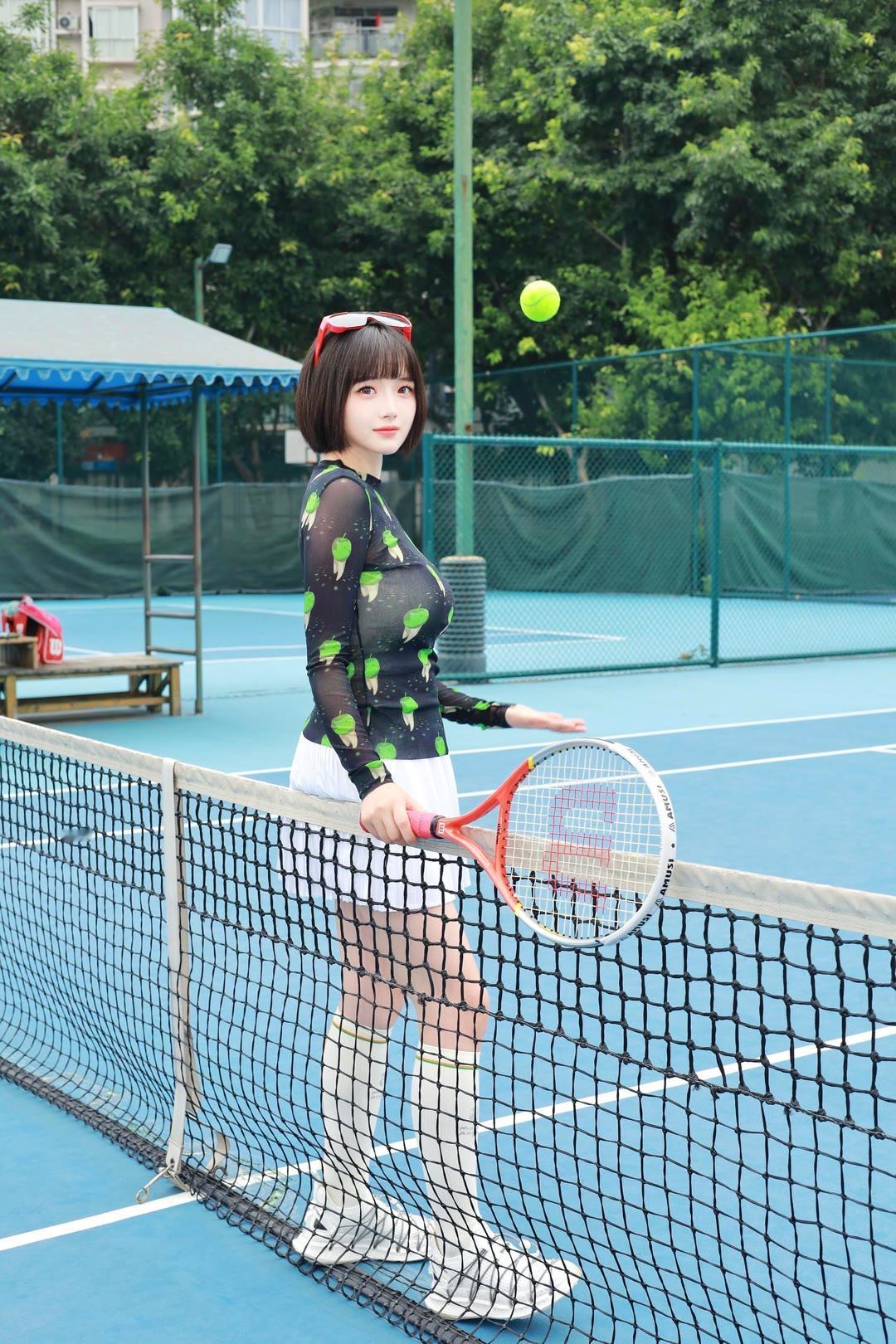 阳光下的网球少女，活力满满的一天！🎾🌞