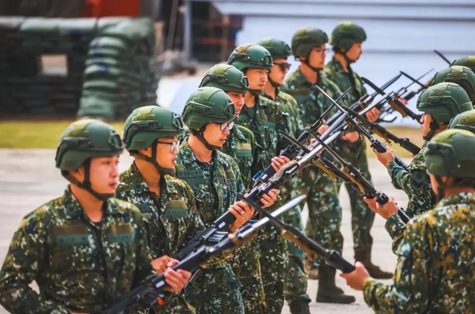 据英国《经济学人》近日报道，一旦台海开战，美台计划用大量低成本空中、水面及水下无