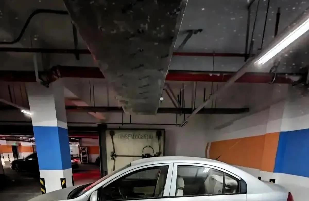 今天踩着我那辆老伙计去车管所年检，排气管噗嗤噗嗤往外冒黑烟。穿蓝大褂的师傅探出头