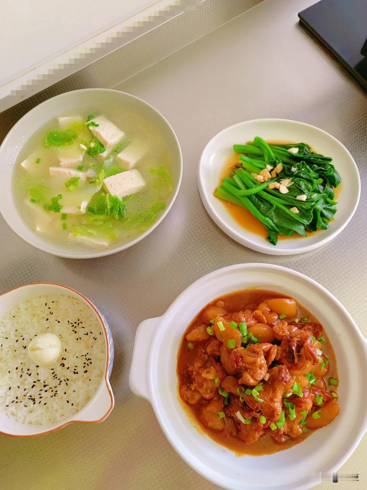 白菜豆腐汤鸡腿炖土豆白灼菜心又到了开空调的日子了，我怕冷不怕热，团子同学跟