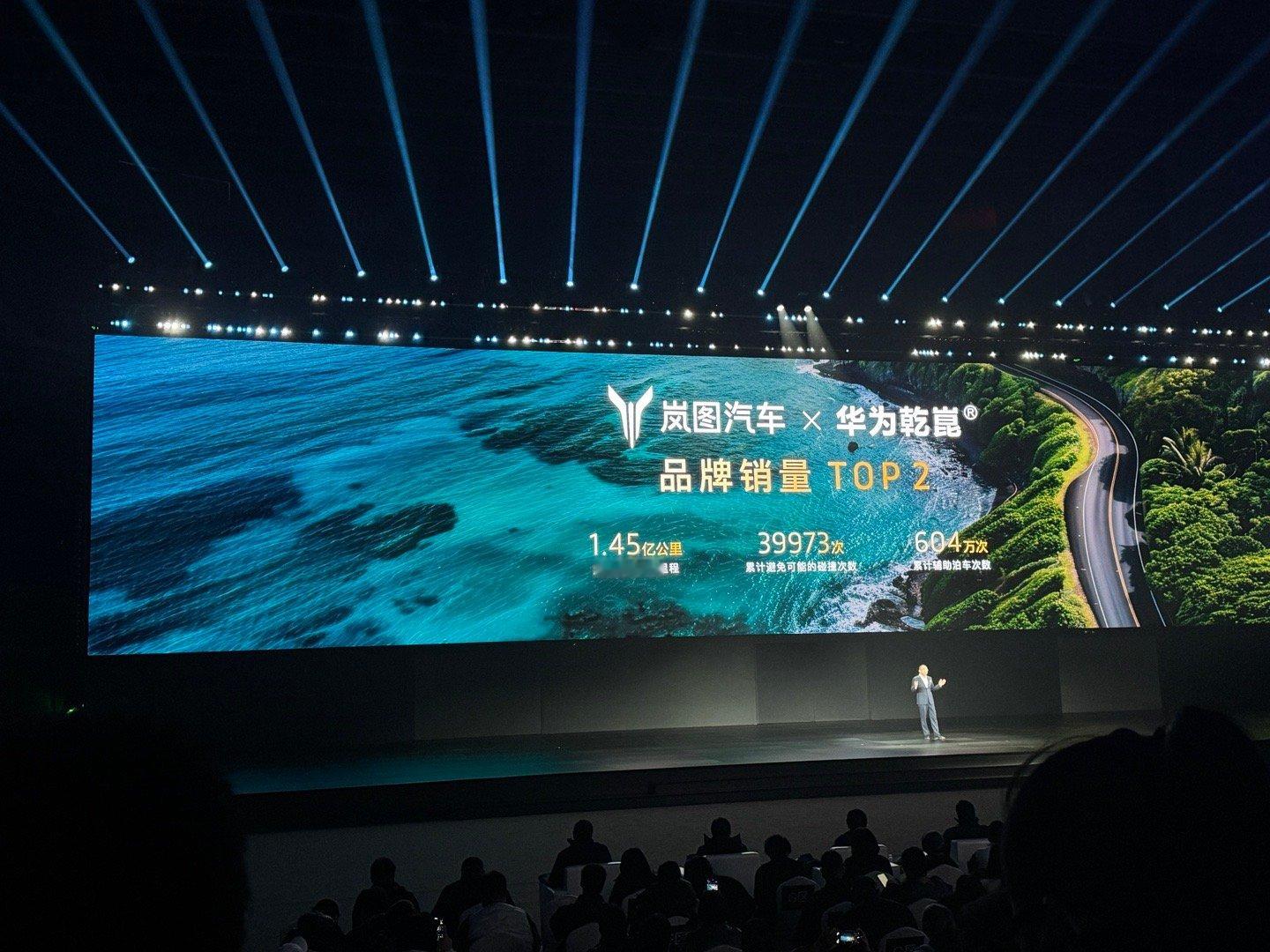 现在肯花大钱买顶配的人，其实挺多在颜色上不将就的。双拼色一上身，那感觉就来了，这