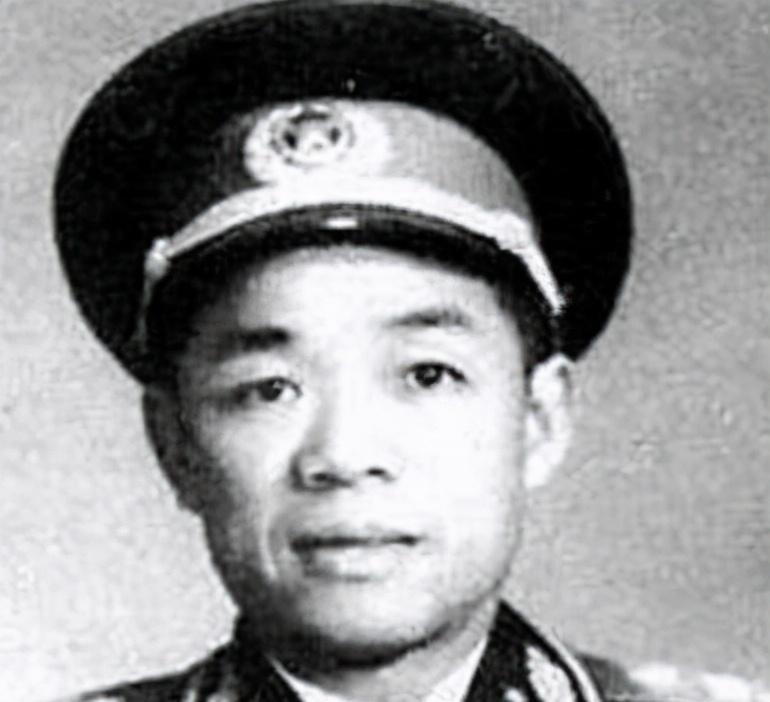 常听说官职越做越高，这位将军为何职位反而逐渐下降，最终只能授少将军衔？1954