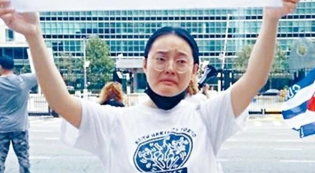 为了能够永留美国，她在联合国大楼举牌做出一系列的疯狂之举，如今终于“圆梦”！纽约