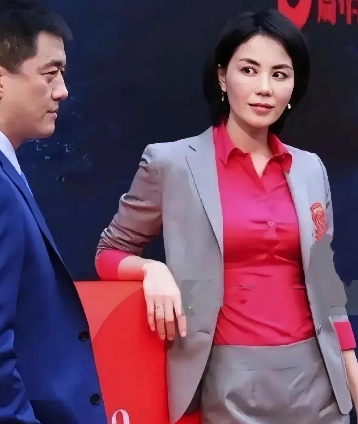 这爱情着实难以言表，瞧瞧歌后王菲看向李亚鹏时，眼里满是爱意。王菲身着灰色套装，内