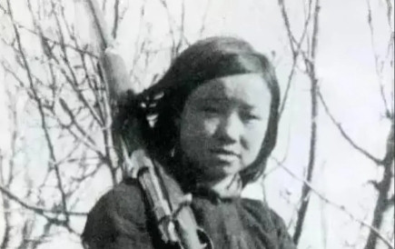 1943年，15岁女孩刘杰英不幸被两个日本士兵盯上，她强装镇定，一路引着两人来到