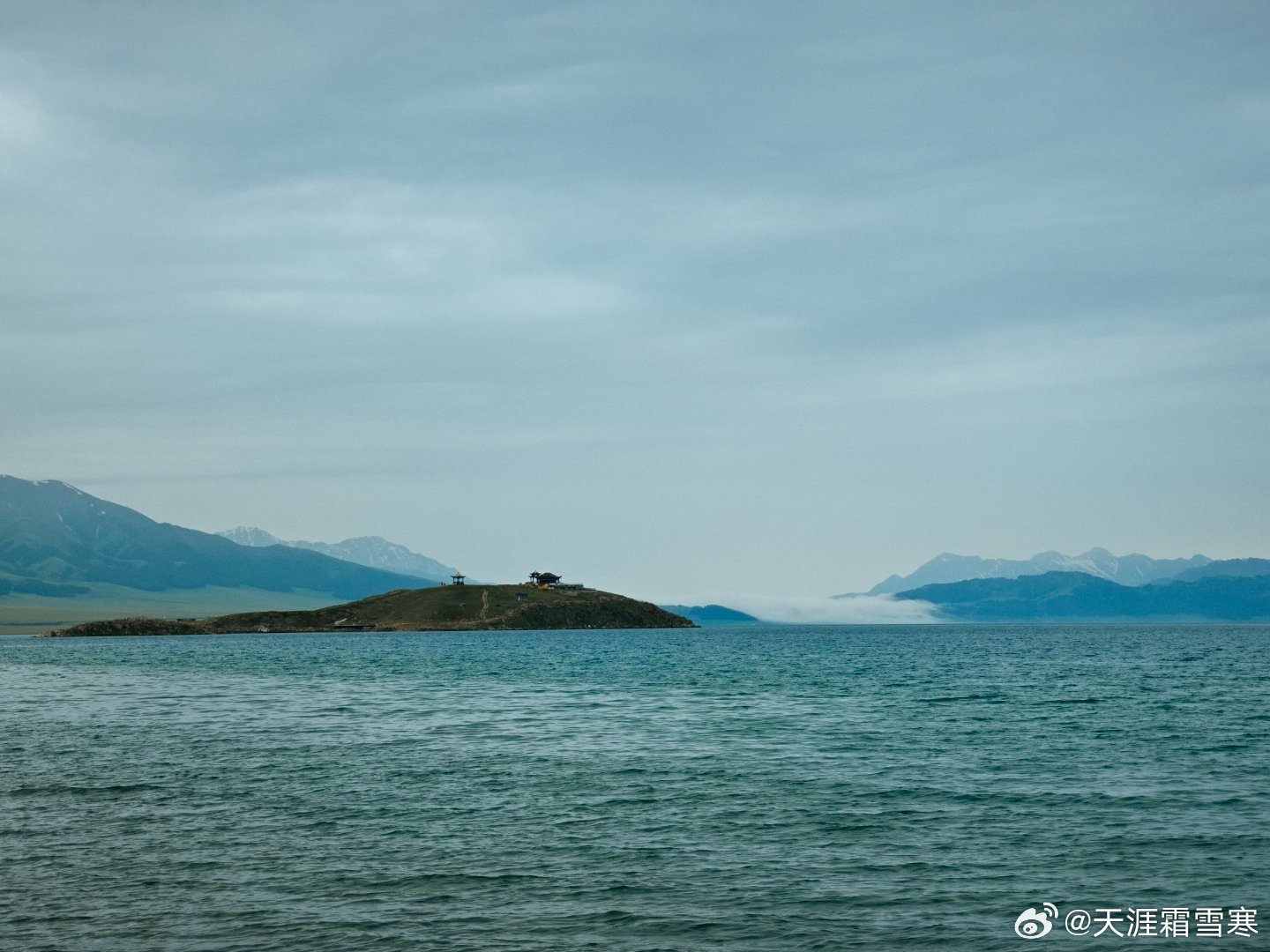 天气不好，向远处望去，赛里木湖早晨的景色还不错。就是早晨风太大，需要穿上冲锋衣和