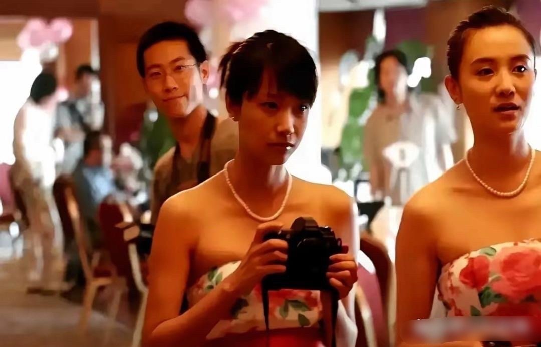 徐静蕾和宋佳年轻的时候。​