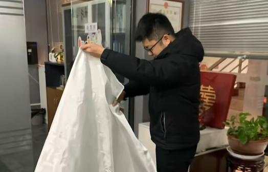 “太吓人了！”12月25日，河南信阳，一男子给新同事做消防培训，然后拿起灭火毯进