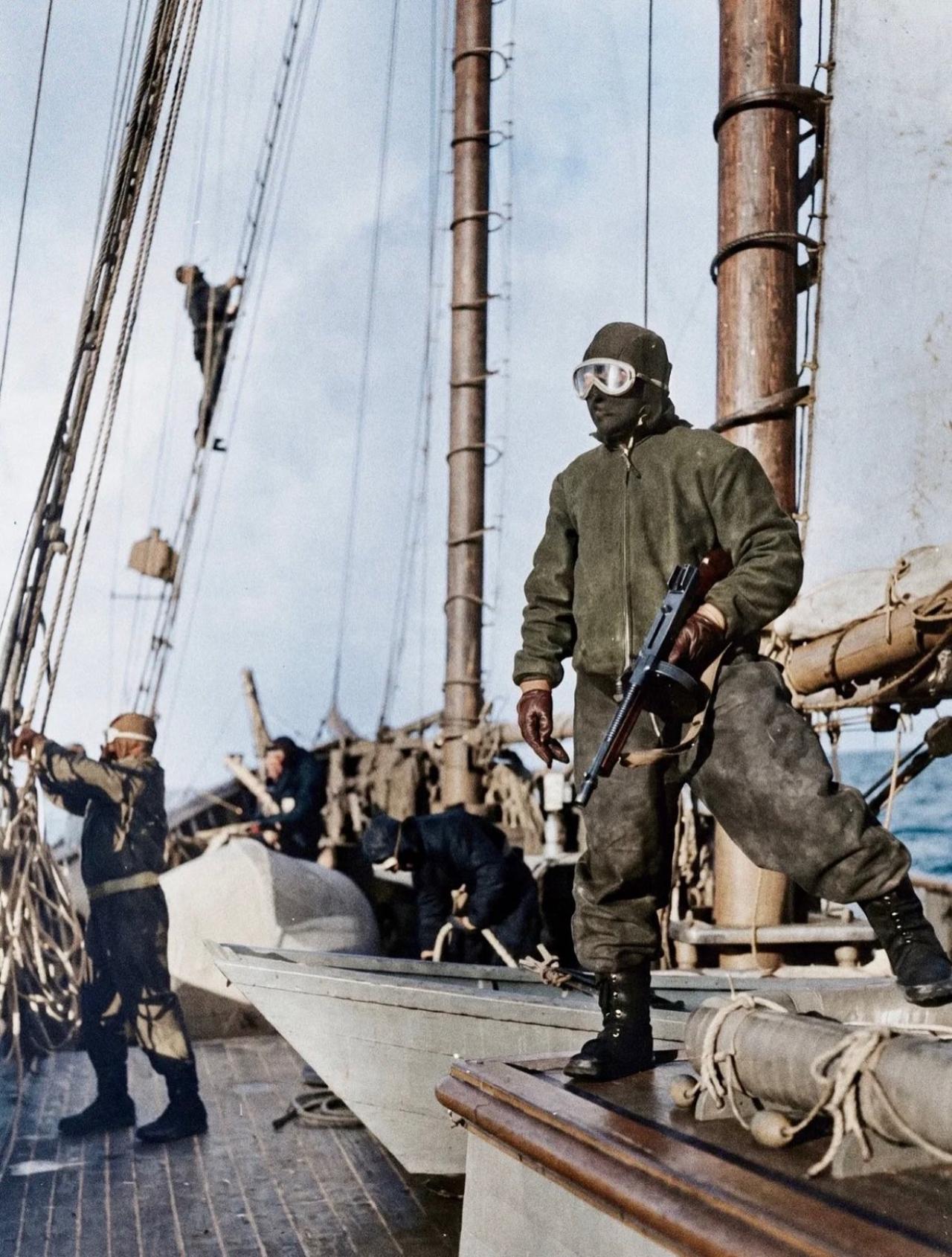 （1943年）美国海岸警卫队辅助反潜部队，被称为“海盗舰队”，在大西洋巡逻。