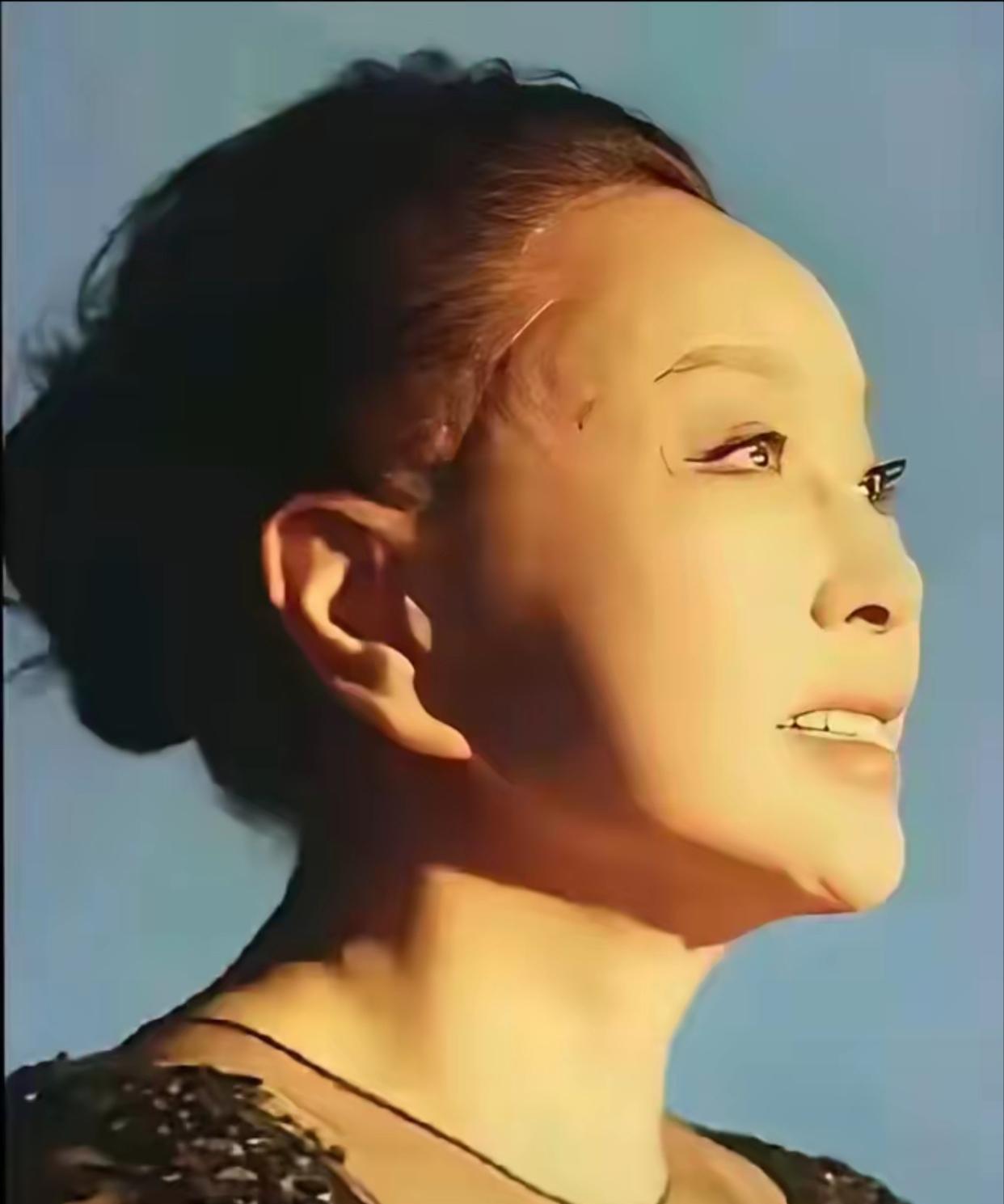 终于知道刘晓庆为啥总戴假发了，因为拉皮明显，耳垂变长，只能靠假发遮挡！不得不说，