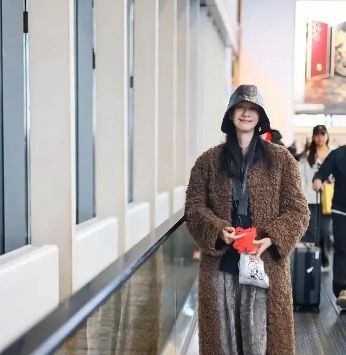 别再叫她“祝无双”了！那个只会喊着“放着我来”的傻大姐，早就死透了。看看现在