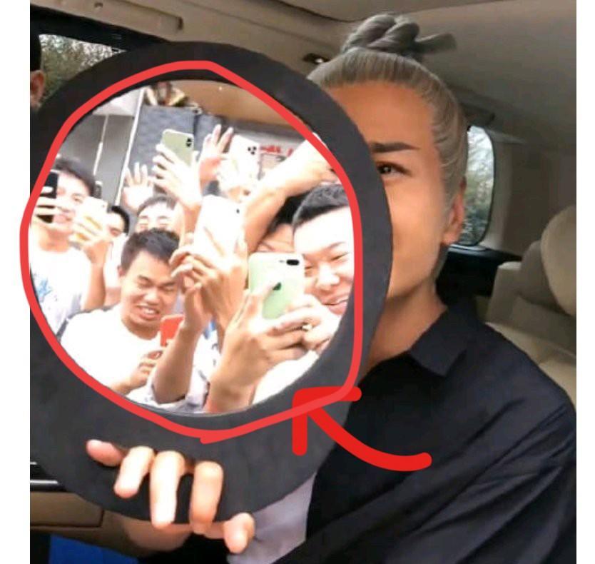 终于找到于丫头为什么忘不了何晟铭的原因了何晟铭在剧组拍戏，一大堆人围拍，从反