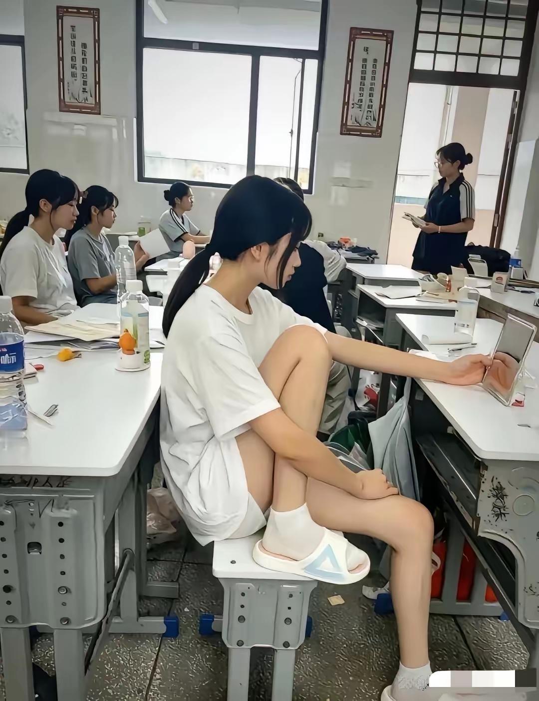 在教室穿拖鞋，把脚放在凳子上。