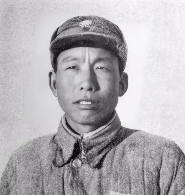 1945年，邯郸战役中，许多国军士兵纷纷逃跑，机枪手王克勤却说：“跑什么跑，乖乖
