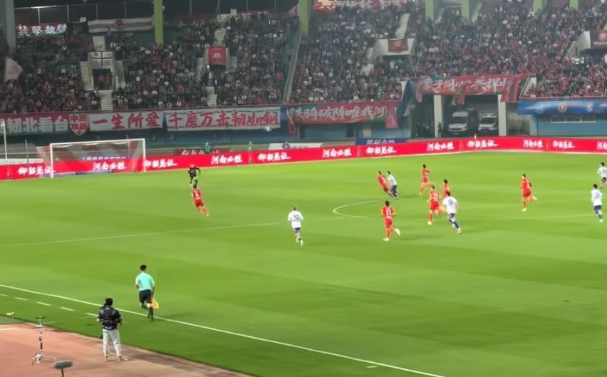 关于河南门将王国明的那个丢球，不少球迷说王国明的责任非常大，可以说是一个巨大的失