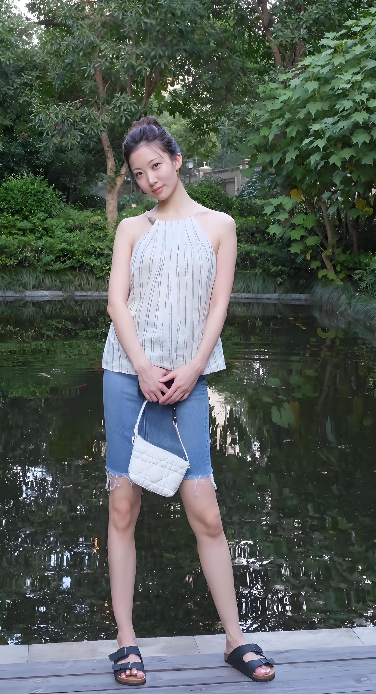 夏日清新穿搭，绿意盎然背景下的优雅造型