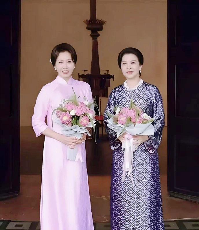 一个59岁，一个54岁。韩国和越南的第一夫人同框，两种气质，两种味道。韩国第