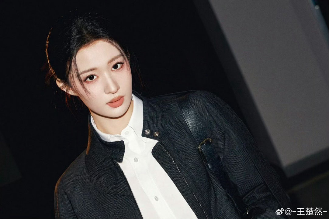 王楚然真不把我们当外人笑喷！王楚然是什么搞笑美女啊，上一秒还是氛围感神颜，下一