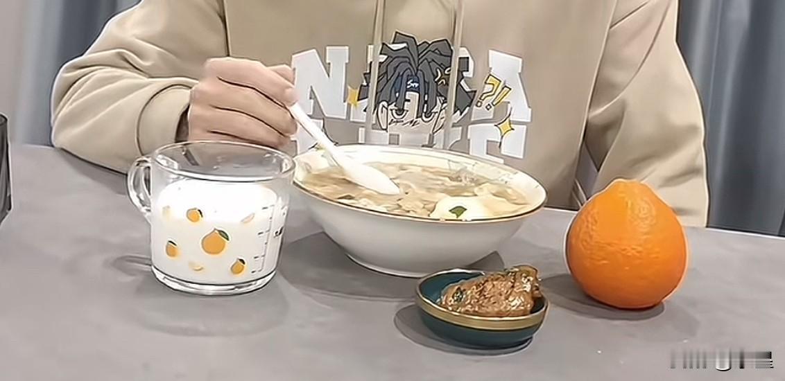 网友的嘴有时候能笑死人😂有一位博主妈妈每天给孩子做早餐那搭配看的人眼前一黑