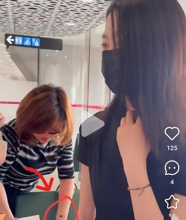你们都误会黄杨钿甜妈妈了，根本不是那个价格，也不是他们说的高仿，因为人家这个耳环