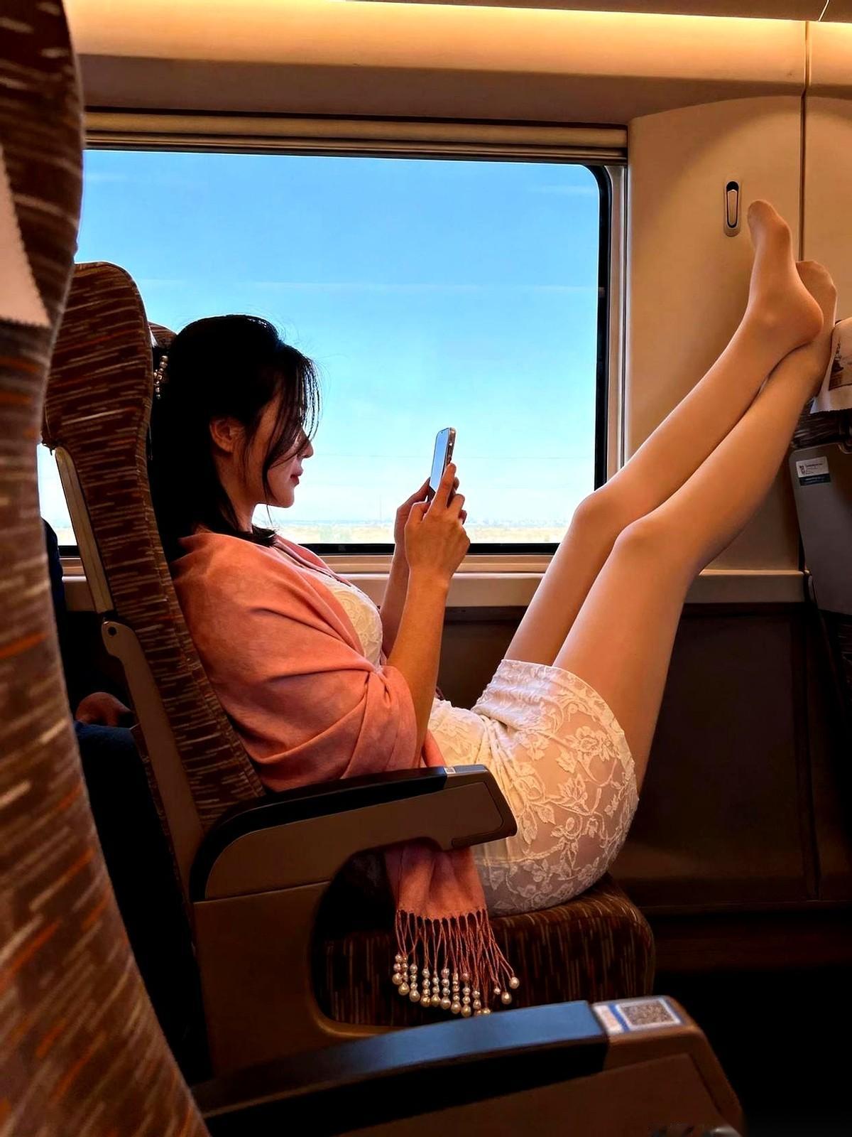 高铁上，一双光脚丫子，就这么直挺挺地，怼在我眼前。姐，这公共场合，不是你家炕头