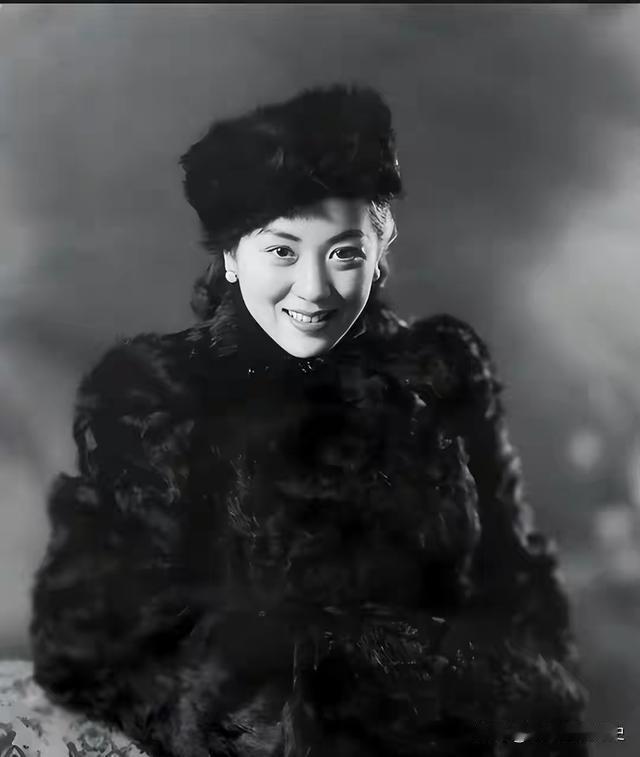 不同的时代审美观是不一样的，解放前女人穿旗袍很美，旗袍搭配高跟鞋，就显得女人又端