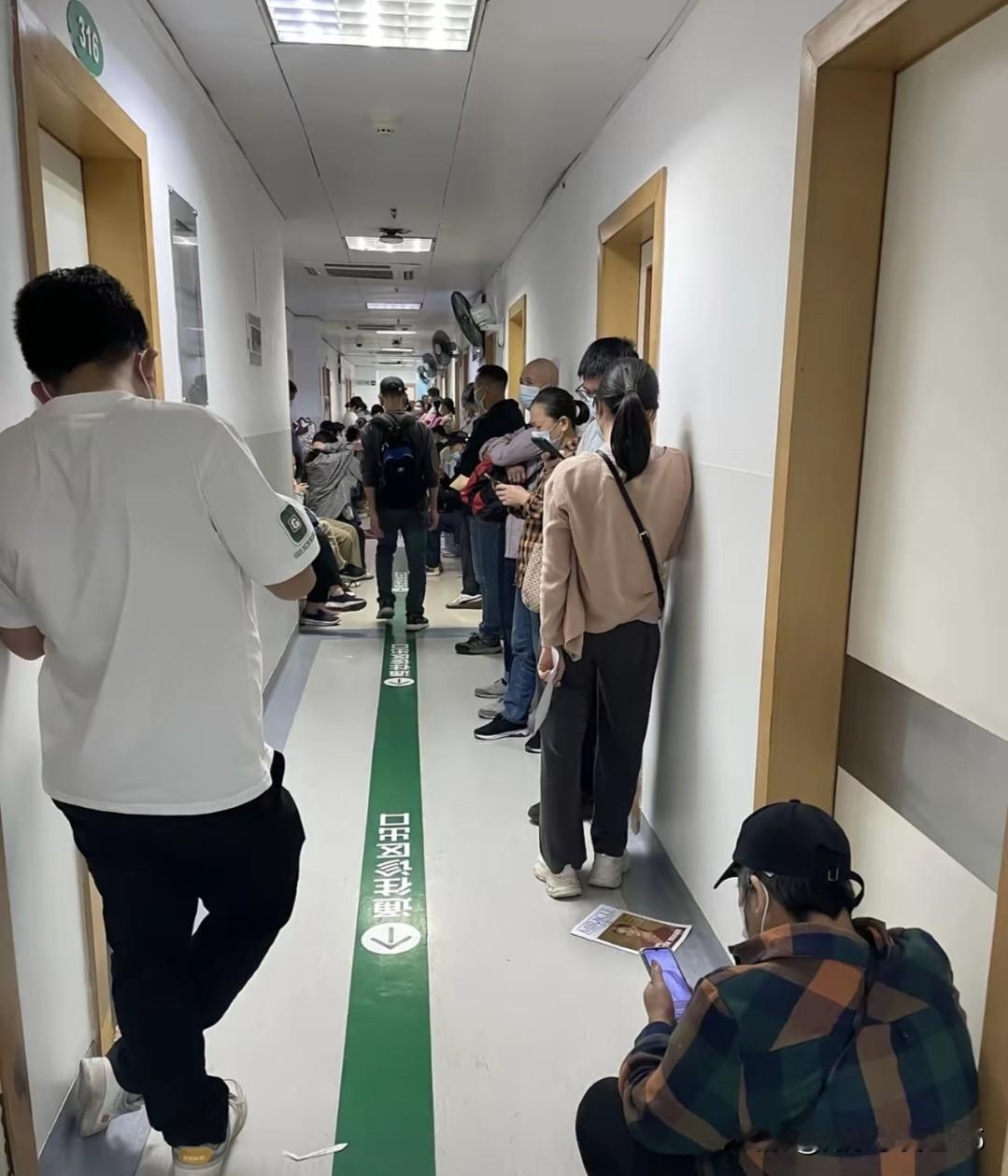 昨天趁休息，去社区医院取点肠胃不舒服的药；坐诊女医生在听说我们有8年的血糖高（空