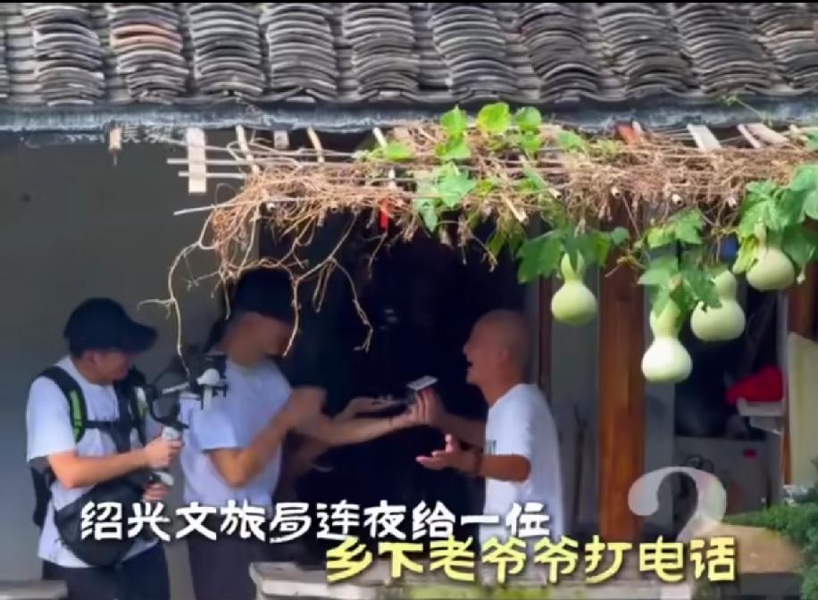 七个葫芦挂在自家的屋檐下，我们小时候常见的景象，现在居然会惊动绍兴文旅局对这个七