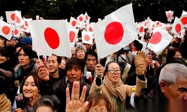 都说日本养老是教科书，可镜头推进去一看，一个背都快驼了的80岁老人，正吃力地给床