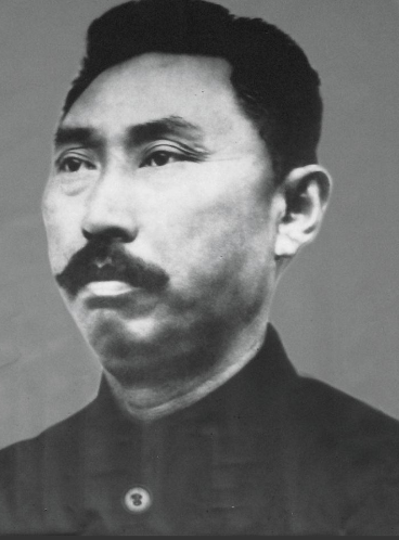 1909年，陈渠珍带领清兵入藏，藏官彭措见他目不转睛的盯着一位藏族少女，小心试探