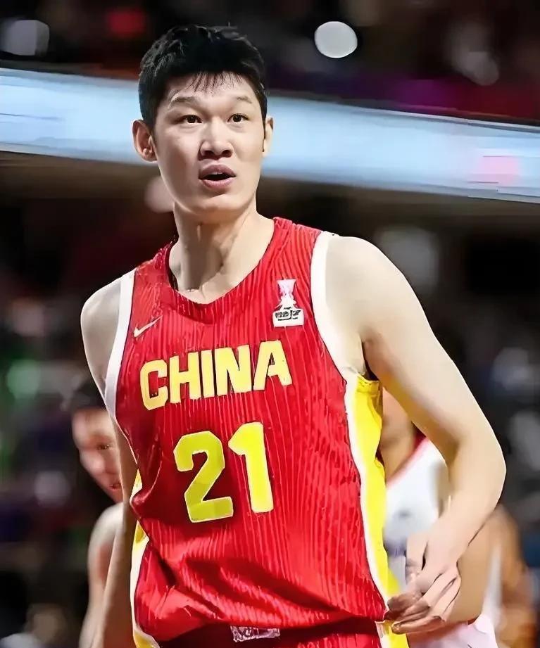 说实话，胡金秋是一个比较难评的球员，而难评的原因是因为他的攻强守弱，他的优势明显