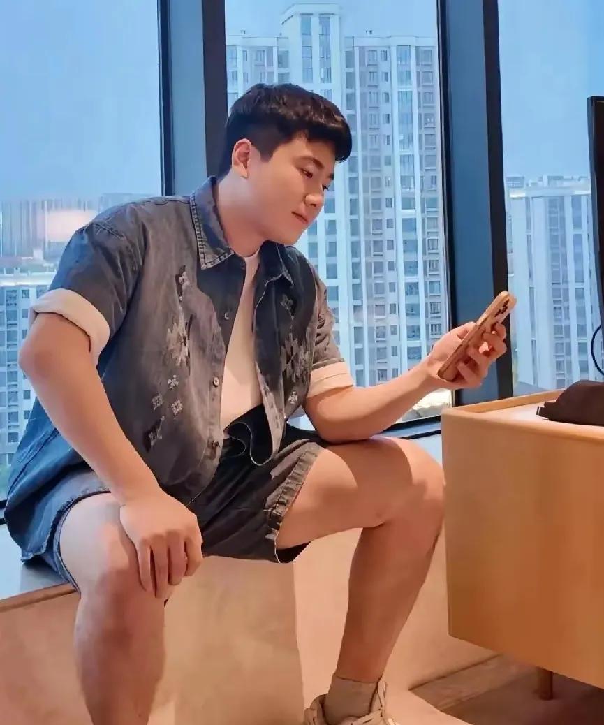 梁甜甜果然是暖男，虽然只发了六个字，却足够球迷们泪目了！“我还好，别担心”