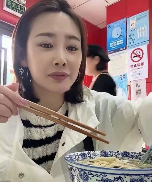 现在最尴尬的应该就是李纯了吧。她估计怎么都没有想到。她两年前打卡的明呈黄鱼面馆，