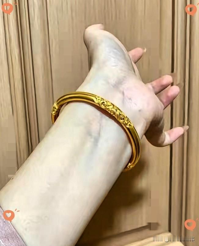 看了今天的金价，我果断买了只金镯子。7月30日，一只30克金镯子，随便就要2