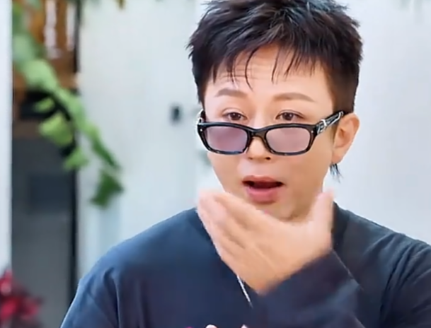 《五哈6》让邓超尴尬的原因不是女嘉宾犀利的言语，而是他控制不了的瑕疵。 在