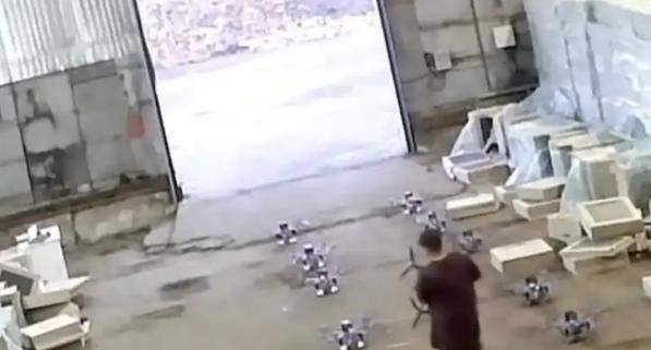 大快人心！俄罗斯克格勃这次立了大功，现场闪电行动，直接摁住乌克兰特务，还顺手缴获