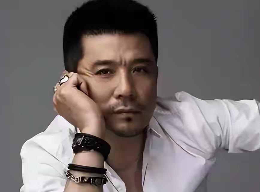 因太帅被张艺谋拒演，却把40年婚姻活成教科书：孙淳的选择让人泪目[比心][点亮平