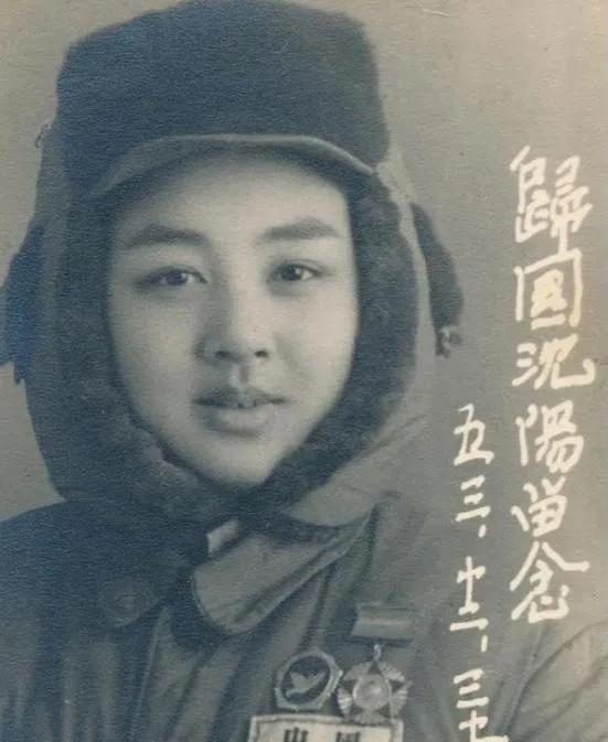 🌛1953年，一位年轻的女志愿军战士唐月瑛在回国途中途经沈阳，趁着换乘的间