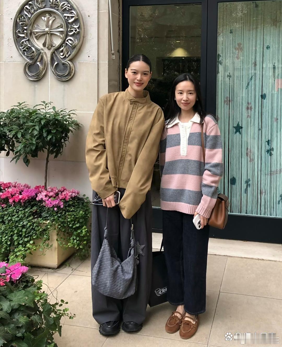 45岁董洁在法国巴黎游玩，那穿着打扮老时髦了，身材贼啦苗条，脸上皮肤可好啦，瞅着