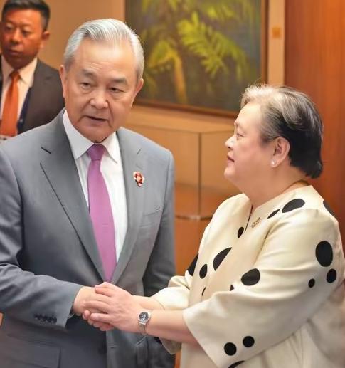 拉扎罗心知肚明，中国外长这次给的面子，不是给菲律宾的双方外长7月22日在东