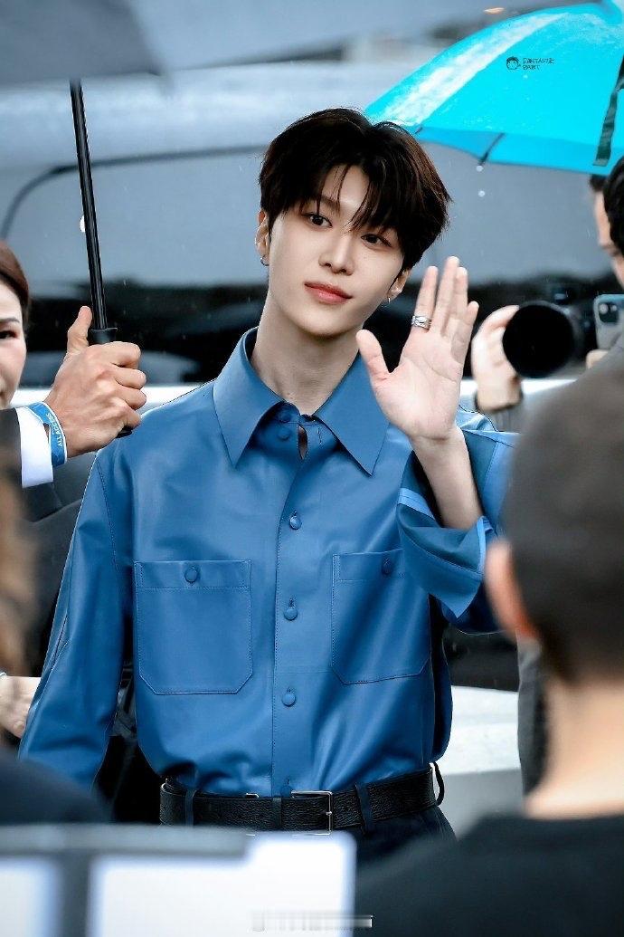 《奔跑吧》最新名场面预定！范丞丞修身黑风衣出场，和郑恺等人的运动装画风断层，