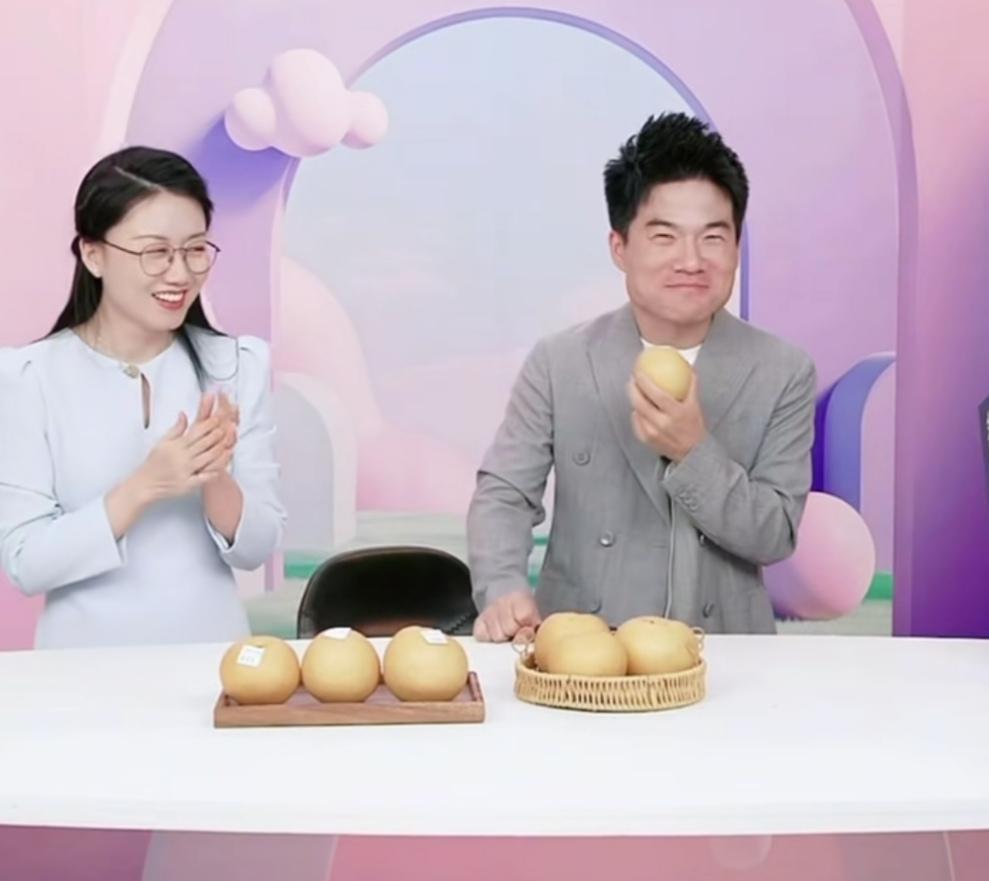 董宇辉闪现直播间，透露十月份五项工作安排，至于大家担心的手受伤问题，快好了，下个