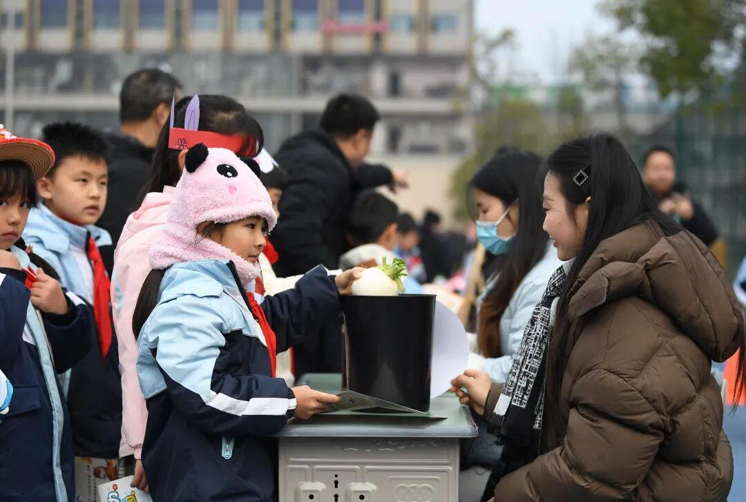 在教育界，流传着一个说法：“评上职称就能躺平”。那些说出这句话的人，显然不了解现