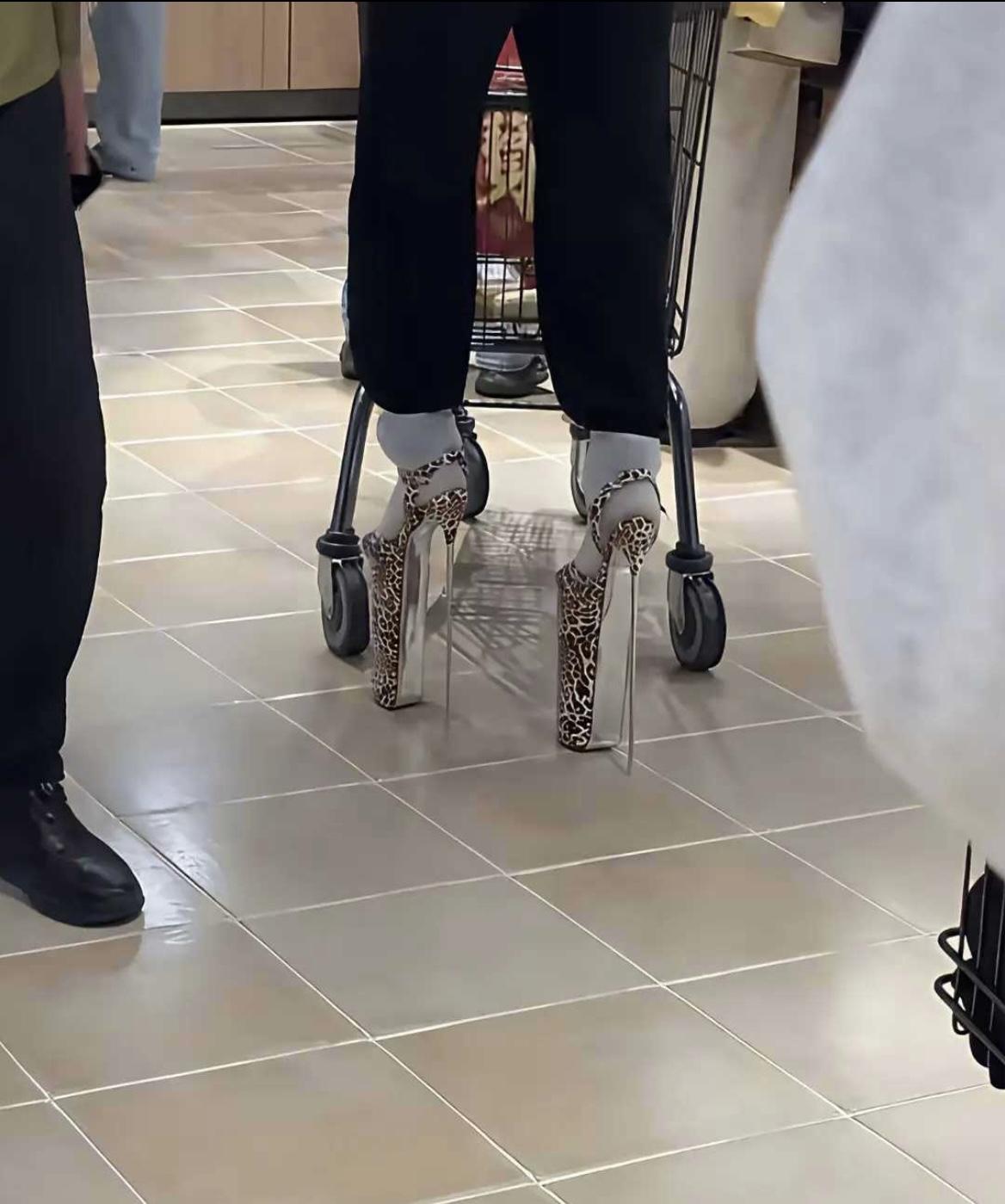 没想到真有人买这种鞋子穿，还出来逛超市